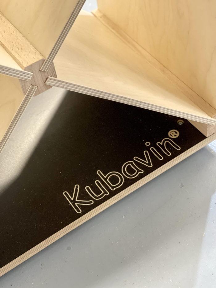 La signature Kubavin® gravée sur le sol hydrofuge